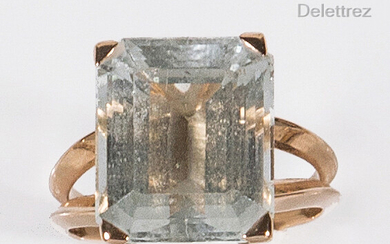 Yellow gold ring decorated with a rectangular aquamarine. Finger size:...
