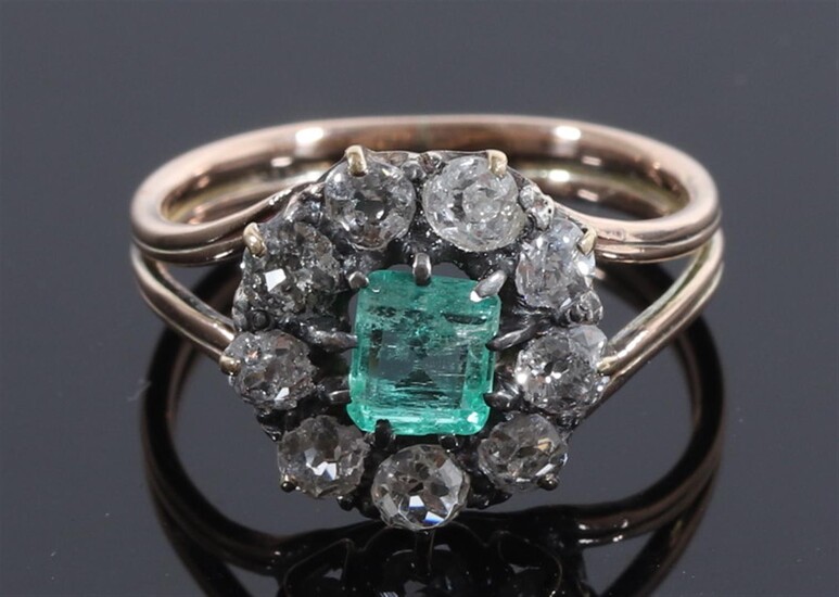 (-), rosé gouden ring met centrale emerald geslepen...