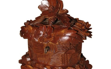 1 Brienz box made of carved wood.