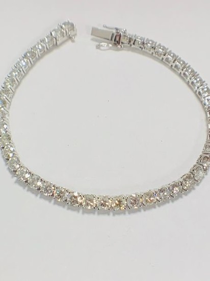 10.50ct Diamond tennis bracelet set with brilliant cut...