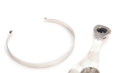 Bent Knudsen, Robert Jacobsen: Labradorite neck ring set with polished labradorite, mounted in sterling silver. Pendant L. 17.8. Neck ring L. 3 cm.