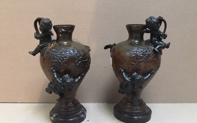 Auguste MOREAU, paire de vases en bronze patiné, d…