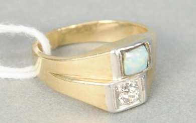 14 karat yellow gold ring set with diamond and opal, 8