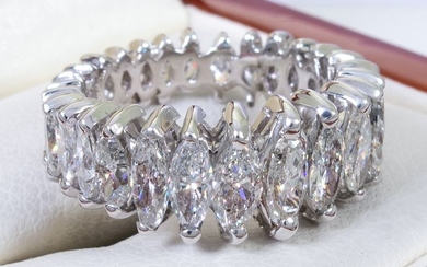 14 kt. Gold - 4.11 carats - Diamond marquise eternity ring.