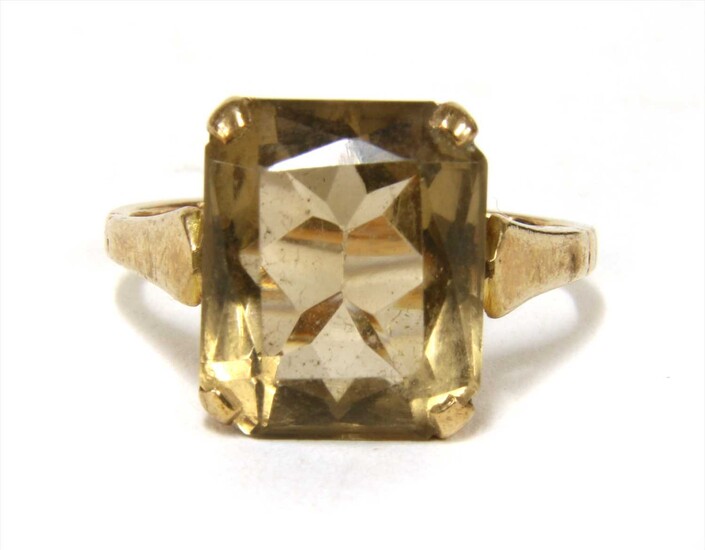 A gold single stone smoky quartz ring
