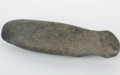 Très grande hache en granit en forme d'idole styli…
