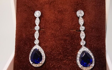 18 kt. White gold - Earrings - 6.01 ct Sapphire - Diamonds