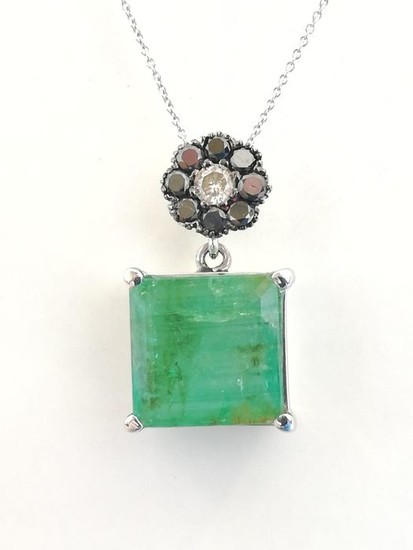 18 kt. White gold - Necklace with pendant - 7.10 ct Emerald - Diamonds