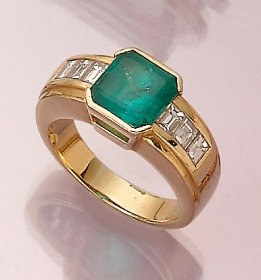 18 kt gold ring with emerald and diamonds