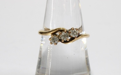18ct gold three stone diamond ring, stamped 18CT