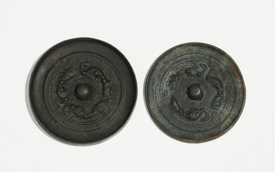 2 miroirs circulaires en bronze, Chine, 1 d'époque des Trois Royaumes et 1 dynastie Sui, diam. 8 cm et 7,5 cm