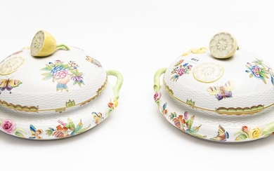 A PAIR OF HEREND QUEEN VICTORIA PATTERN LIDDED TUREENS (17 CM HIGH, 29 CM WIDE)