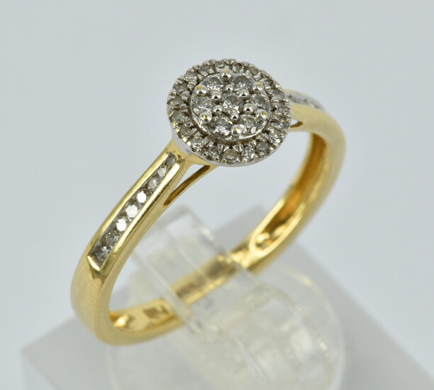 A 10CT GOLD DIAMOND CLUSTER RING