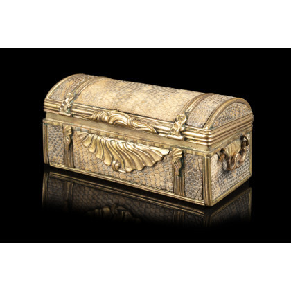 A 18th-century small gilt metal and snakeskin box (cm 8,6x3,4x3,5 ca)