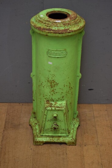 A 1900S AUSTRALIAN PAINTED GREEN CAST IRON CRIQUETTE HEATER WITH ORIGINAL GRATE AND REMOVABLE LOWER DOOR (84H x 34D CM) (PLEASE NOTE...