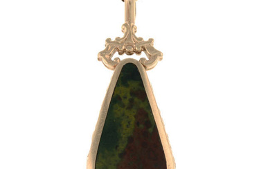 A 9ct gold agate pendant, with 9ct gold belcher-link chain.