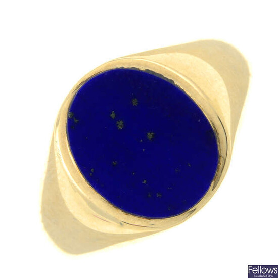 A 9ct gold lapis lazuli signet ring.
