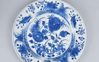 A BLUE AND WHITE CHRYSANTHEMUM CHARGER DECORATED WITH FLOWERS - Porcelain - China - Kangxi (1662-1722)