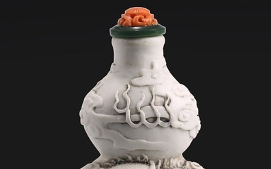 A CARVED WHITE PORCELAIN DOUBLE GOURD 'DRAGON' SNUFF BOTTLE