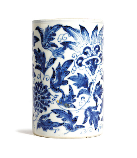 A CHINESE BLUE AND WHITE PORCELAIN CYLINDRICAL BRUSHPOT