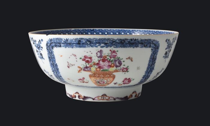 A CHINESE FAMILLE ROSE PUNCH BOWL - Porcelain - China - Qianlong (1736-1795)