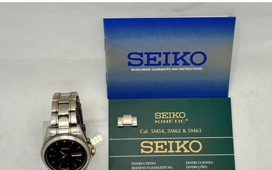 A GENTLEMAN'S SEIKO KINETIC STAINLESS STEEL WRISTWATCH WITH ...