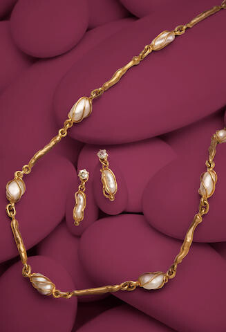A KESHI PEARL AND GOLD DEMI-PARURE