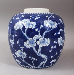 A LARGE 19TH CENTURY CHINESE PRUNUS PORCELAIN GINGER