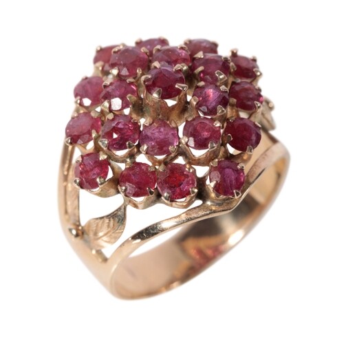 A RED GEM-SET CLUSTER RING raised set on a yellow gold shank...