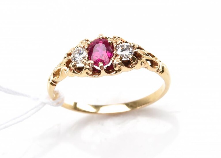 A RUBY AND DIAMOND HALF HOOP RING IN 18CT GOLD, (RUBY 0.54CTS, DIAMONDS TOTAL 0.16CTS) SIZE N, 2.5 GMS