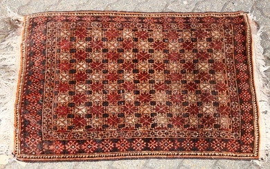 A SMALL 20TH CENTURY PERSIAN RUG, beige ground with