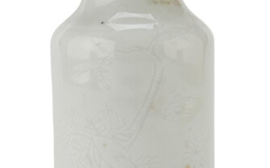 A SMALL CHINESE WHITE PORCELAIN VASE 20TH CENTURY.