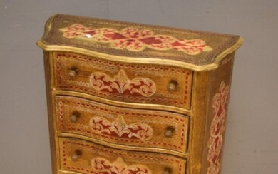 A SUPERB 1900S ITALIAN FLORENTINE GILTWOOD FOUR DRAWER SIDE TABLE WITH RED ACCENTS (82H X 62W X 26.5D CM)