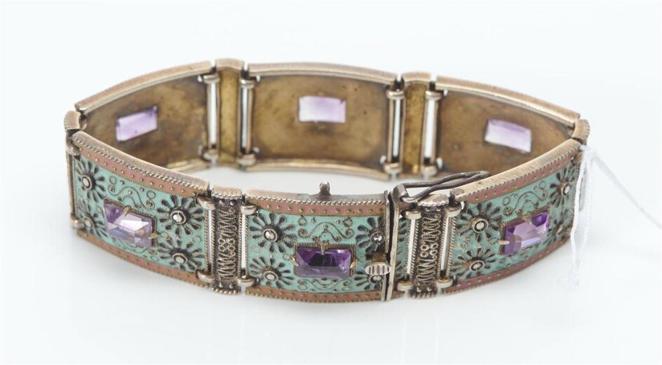 A VINTAGE AMETHYST AND BLUE ENAMEL PANEL BRACELET IN SILVER GILT, TO AN OPEN BOX CLASP, LENGTH 180MM