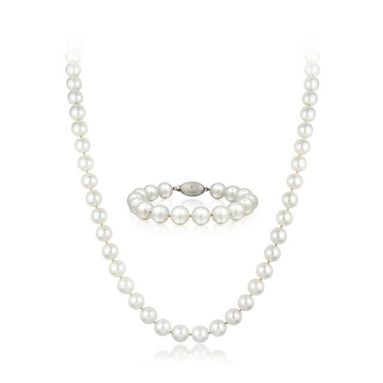 A Very Fine Cultured Pearl Necklace and Bracelet Set