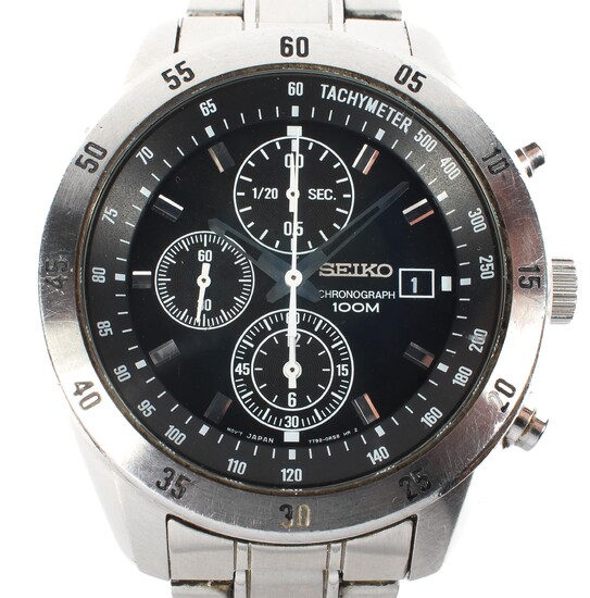 A contemporary quartz Seiko chronograph 100m gents wristwatch