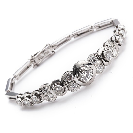 A diamond bracelet set with brilliant-cut diamonds weighing a total of app. 3.60 ct., mounted in 18k white gold. H-I/VS-P1. L. app. 15.5 cm. Ca. 1940–50 cm.