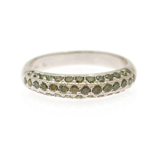 A diamond ring set with numerous brilliant-cut green diamonds totalling app. 0.75 ct., mounted in 18k white gold. Size 55.