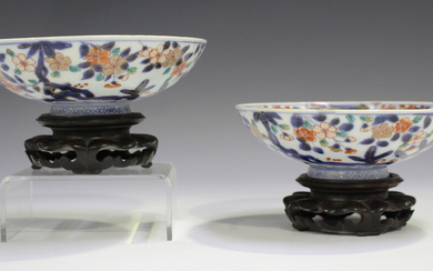A pair of Japanese Imari porcelain hemispherical porcelain bowls, 18th century, each exterior painte