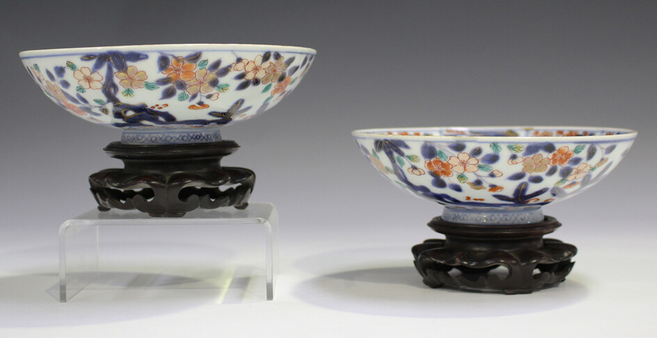 A pair of Japanese Imari porcelain hemispherical porcelain bowls, 18th century, each exterior painte