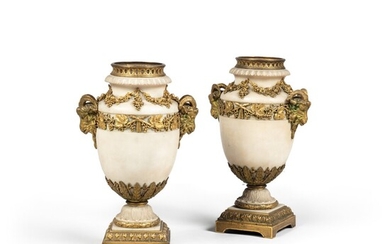 A pair of white marble and gilt bronze lamp bases, Louis XVI style Paire de pieds de lampes en marbre blanc et bronze doré de style Louis XVI