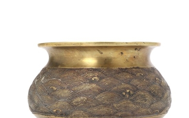 A ritual bronze vessel cast with undulating sea, Mark of Xuande, 19th century. Weight 738 g. H. 10 cm.