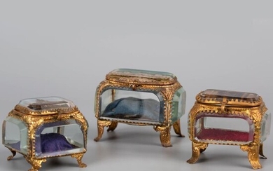 十九世纪 法国 琉璃饰品盒一组 A set of 19th century French...