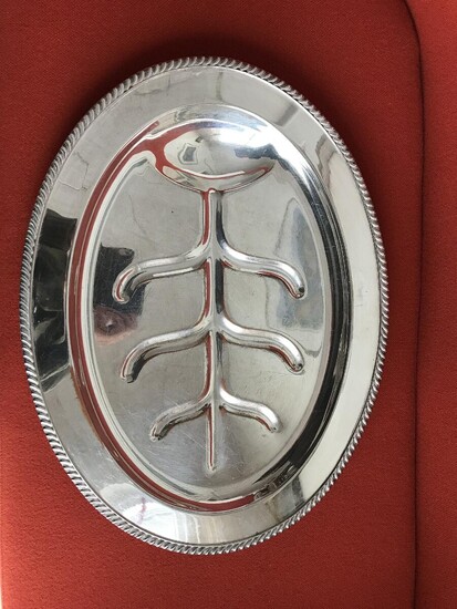 NOT SOLD. A silver-plated roast dish. Made by Sheffield Silver Co., Brooklyn New York. 20th century. L. 56. W. 42 cm. – Bruun Rasmussen Auctioneers of Fine Art