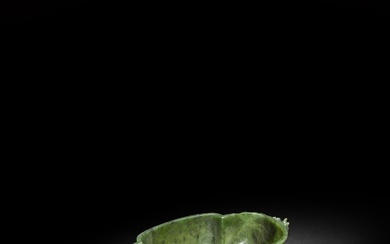 A spinach-green jade 'dragon' lobed washer, Qing dynasty, 18th century | 清十八世紀 碧玉雕龍紋海棠式洗