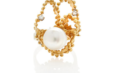 AN 18K GOLD AND BAROQUE PEARL RING