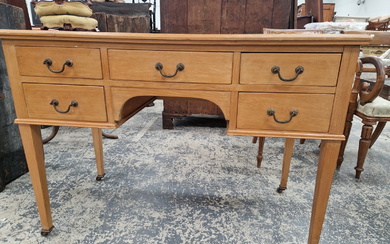 AN ANTIQUE PINE DRESSING TABLE WITH 5 DRAWERS ON SQUARE TAPER LEGS.