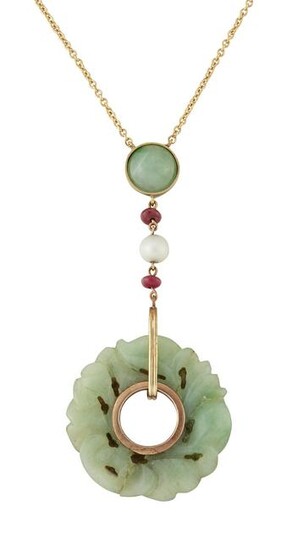 AN EARLY 20TH CENTURY JADE, RUBY AND PEARL PENDANT ON