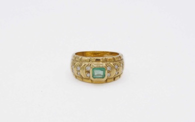 Anello in oro 750 con smeraldo centrale e dodici diamanti