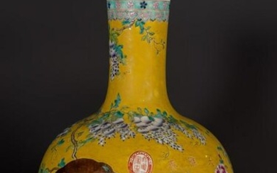 Arte Cinese A "Cixi-type" vase over yellow ground